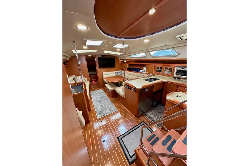 Dasananas Yacht Photos Pics Luxurious interior of a 2008 Hunter 49 yacht with modern amenities.