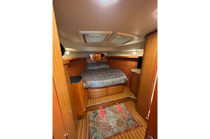 Dasananas Yacht Photos Pics Luxurious cabin interior of 2008 Hunter 49 yacht with cozy bed and wooden finish.