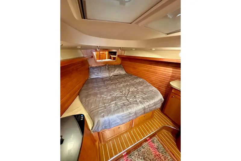 Dasananas Yacht Photos Pics Luxurious cabin interior of 2008 Hunter 49 yacht with cozy bed and wooden finish.
