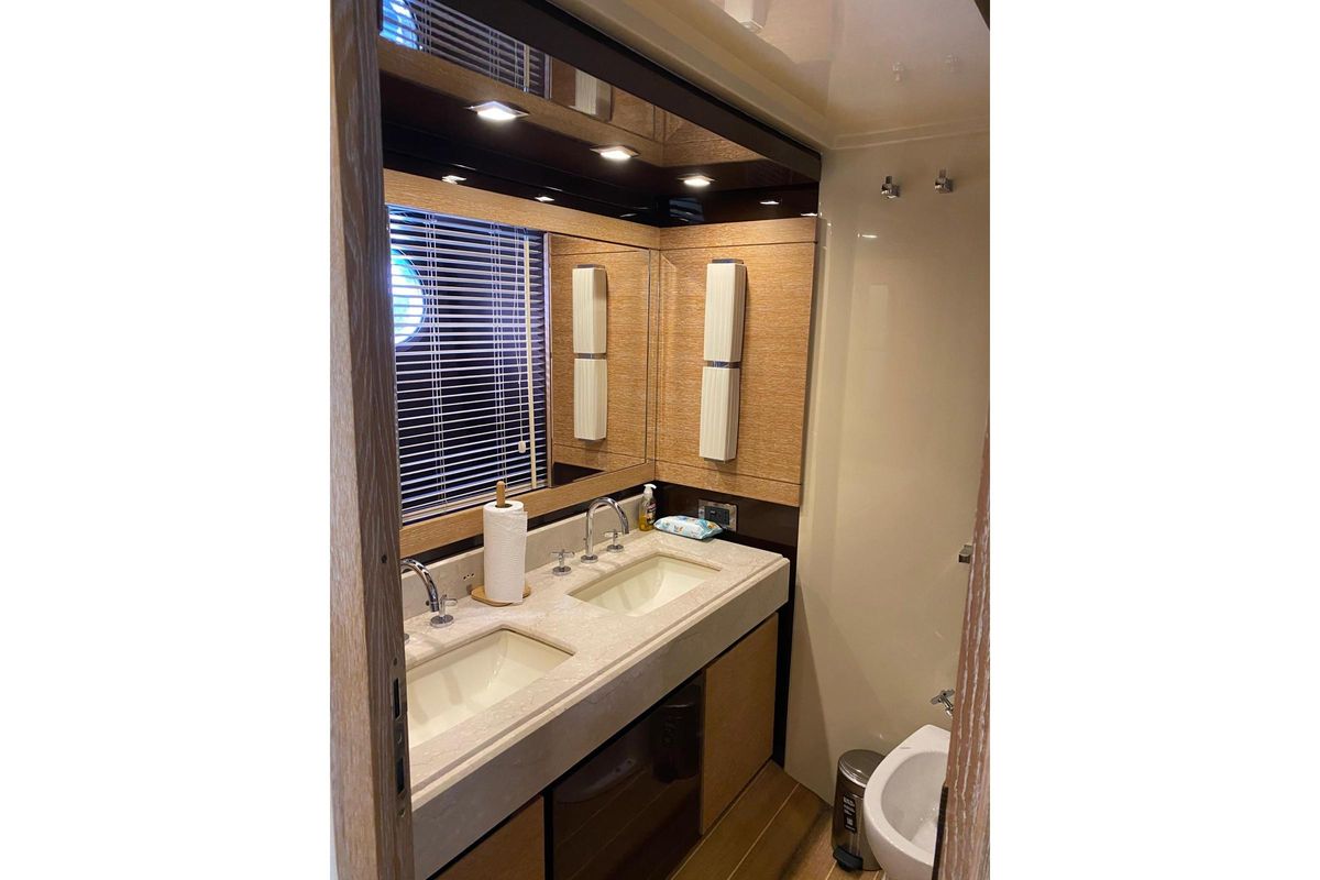 2009 Azimut 70 