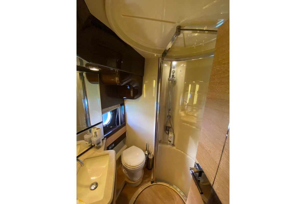2009 Azimut 70 