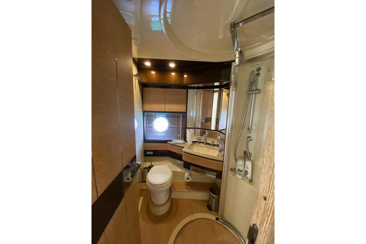 2009 Azimut 70 