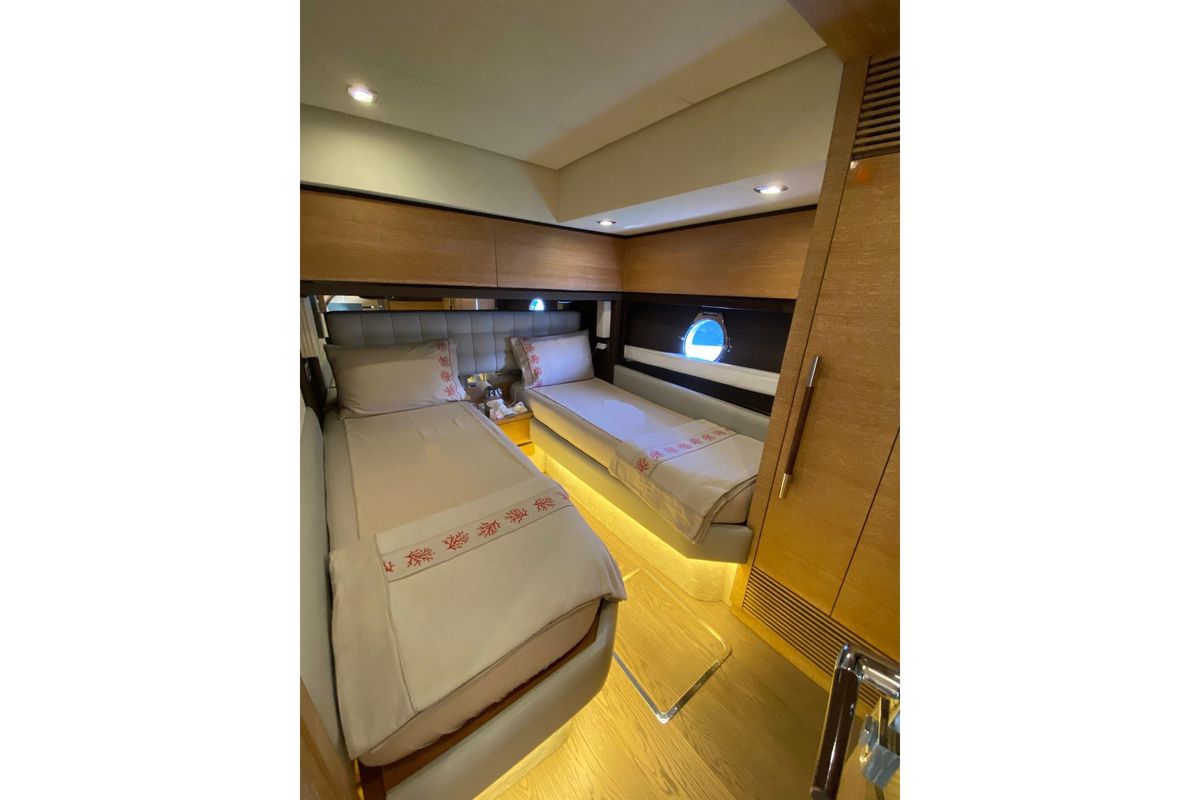 2009 Azimut 70 