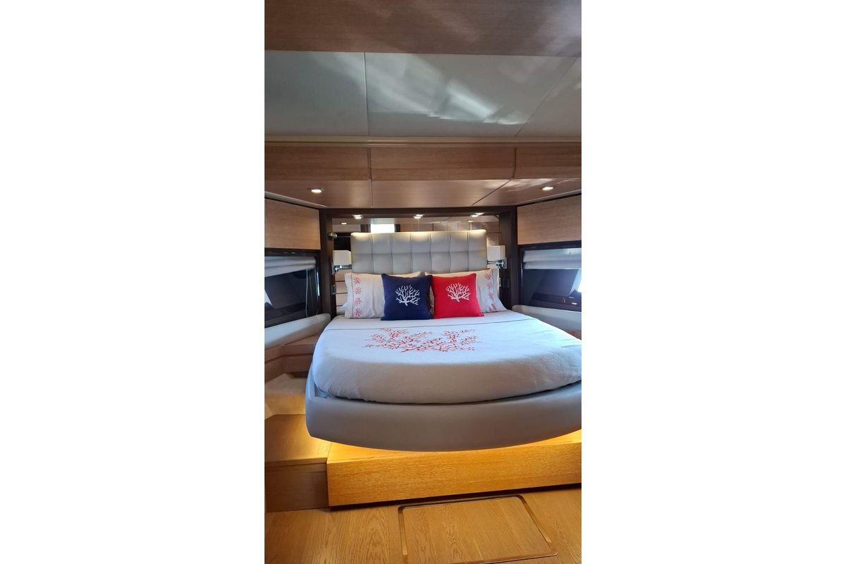 2009 Azimut 70 