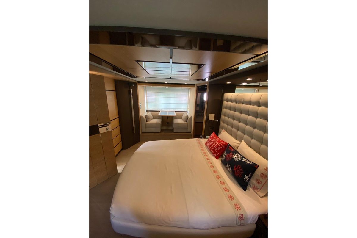 2009 Azimut 70 