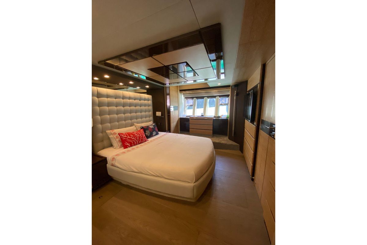 2009 Azimut 70 