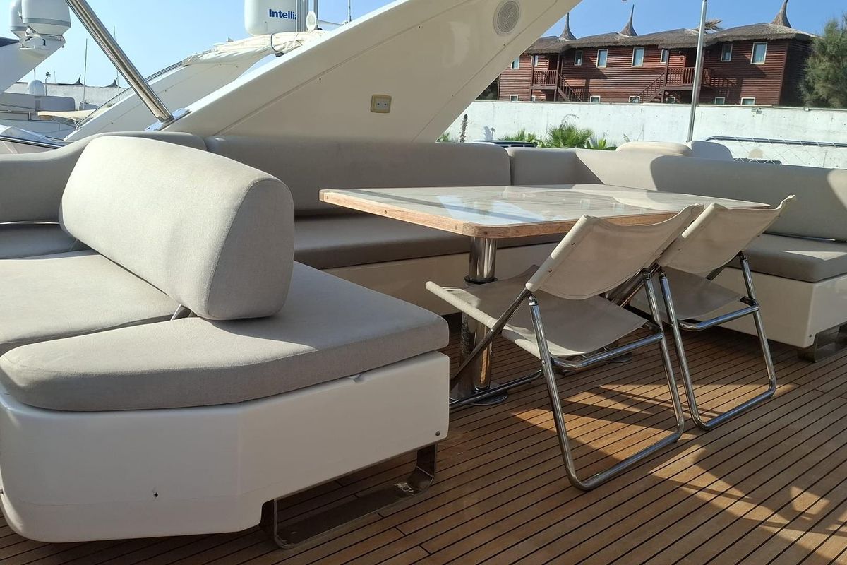 2009 Azimut 70 