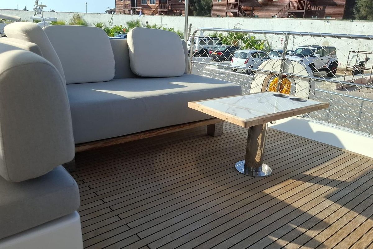2009 Azimut 70 