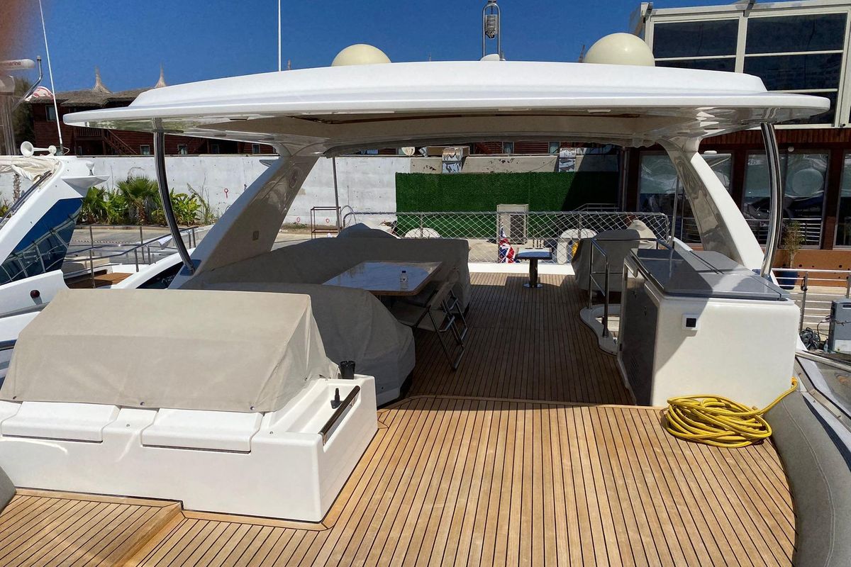 2009 Azimut 70 