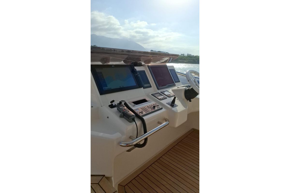 2009 Azimut 70 