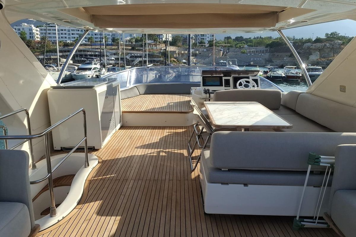 2009 Azimut 70 