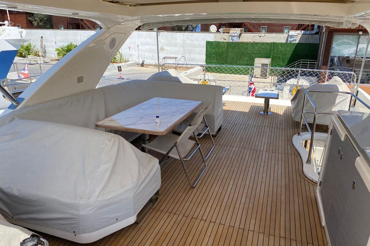 2009 Azimut 70 