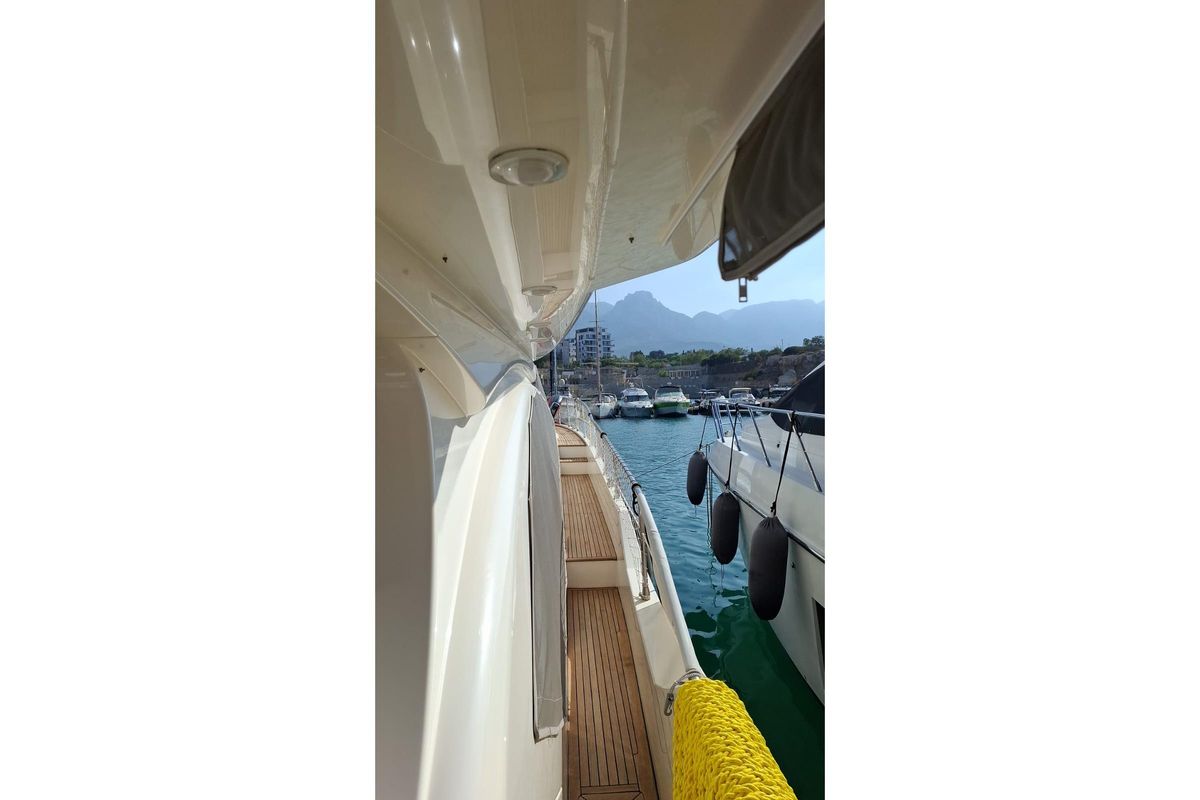 2009 Azimut 70 