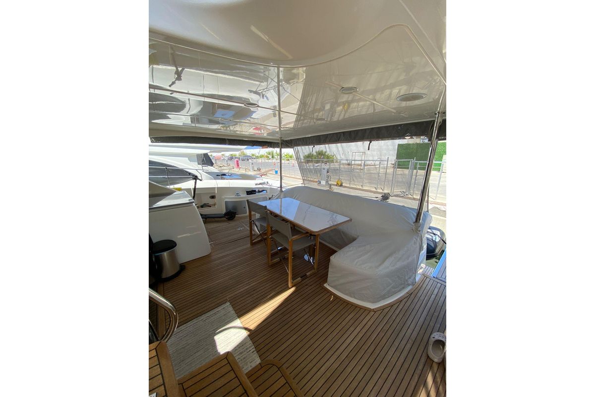 2009 Azimut 70 