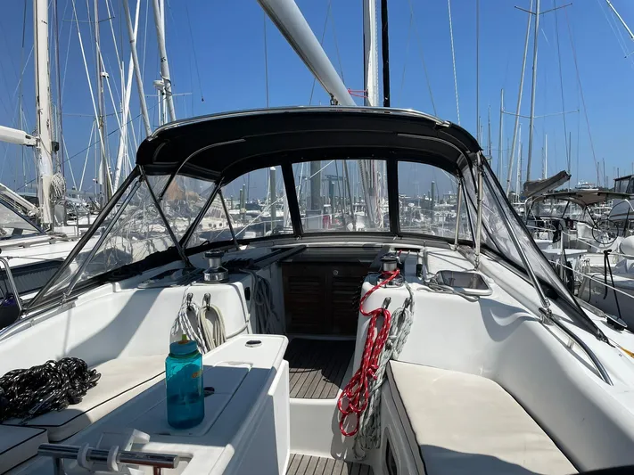 Rob Roy Yacht Photos Pics 2008 Beneteau Oceanis 46 sailboat cockpit with marina view, featuring ropes and a water bottle.