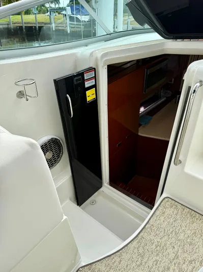 Just Us Yacht Photos Pics 2010 Sea Ray 310 Sundancer cabin entrance with interior view.