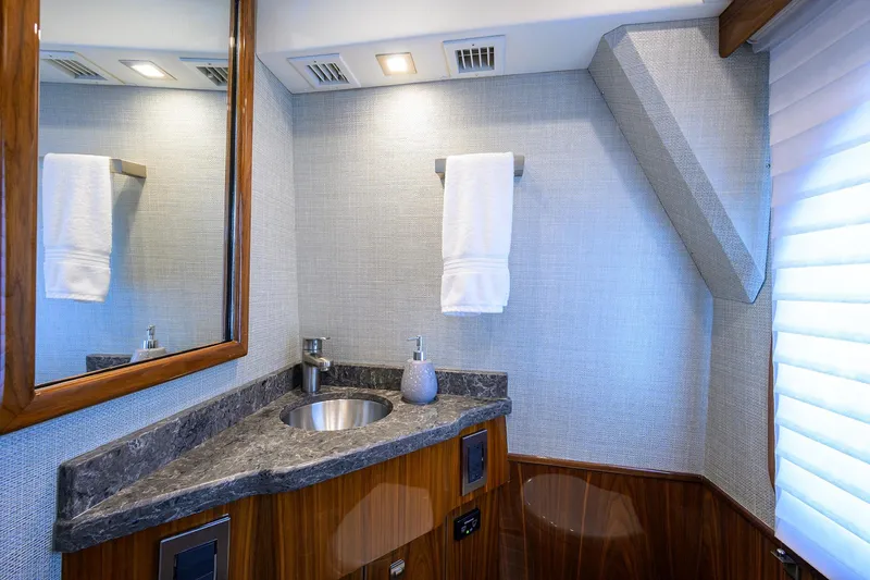 Corintios Yacht Photos Pics Viking 72 Corintios - Interior Day Head