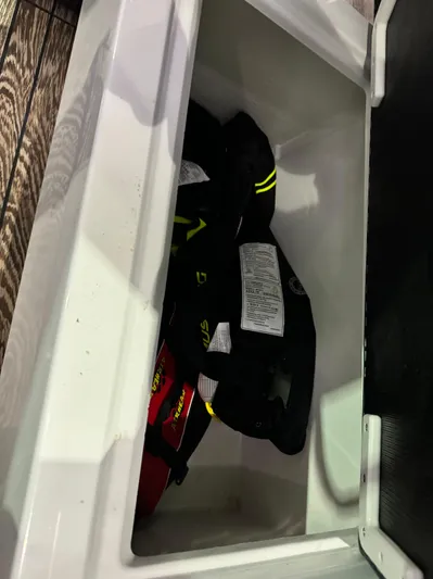 Escape Artist Yacht Photos Pics 