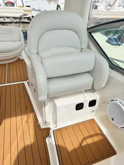  Yacht Photos Pics 2004 Sea Ray 340 Sundancer helm seat with teak flooring.