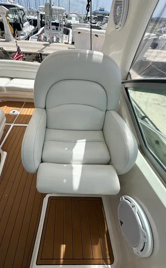  Yacht Photos Pics Luxury seating on 2004 Sea Ray 340 Sundancer yacht with teak flooring.