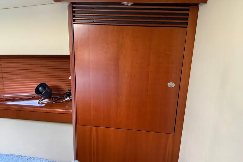 Turn The Page Yacht Photos Pics Interior of 2006 Sea Ray 48 Sundancer with wooden cabinet and window blinds.