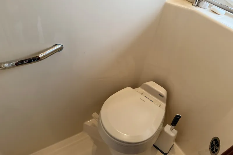 Turn The Page Yacht Photos Pics Luxury yacht bathroom with modern toilet, Sea Ray 48 Sundancer 2006 model.