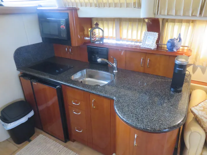  Yacht Photos Pics Luxurious 2004 Carver 420 Mariner yacht kitchen with granite countertops and modern appliances.