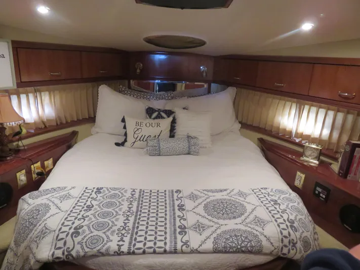  Yacht Photos Pics Luxurious bedroom interior of 2004 Carver 420 Mariner yacht with cozy bedding.