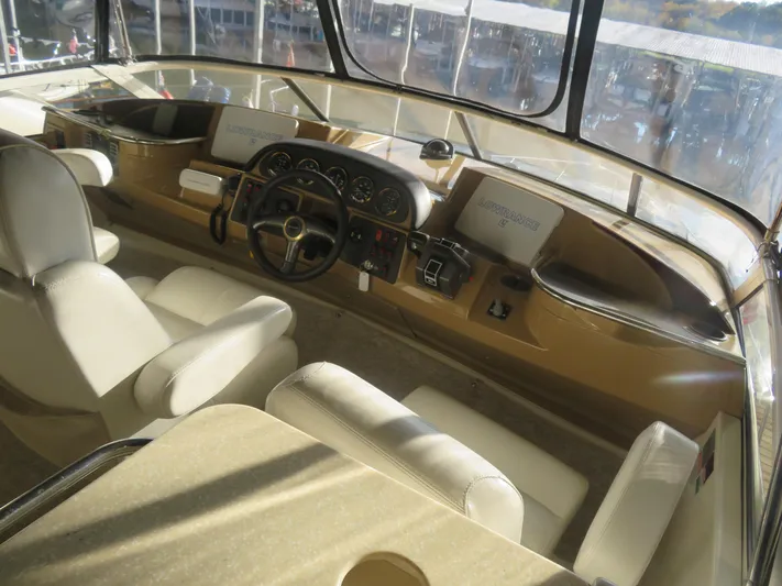  Yacht Photos Pics Interior of 2004 Carver 420 Mariner yacht with steering wheel and dashboard.
