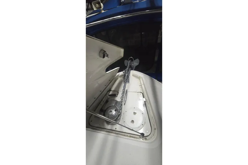 Lucky 13 Yacht Photos Pics Anchor system of a 2009 Sea Ray Sundancer 350 boat.