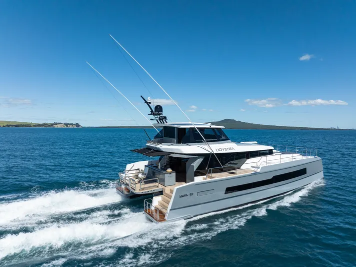 Offshore Carbon-fiber Power Catamaran Yacht Photos Pics 