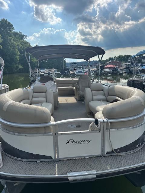 Sun Tracker Party Barge 25 Regency Edition