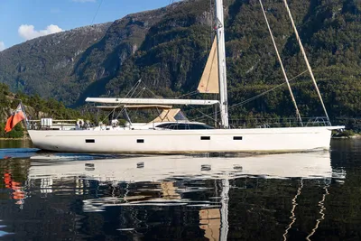 Oyster 825