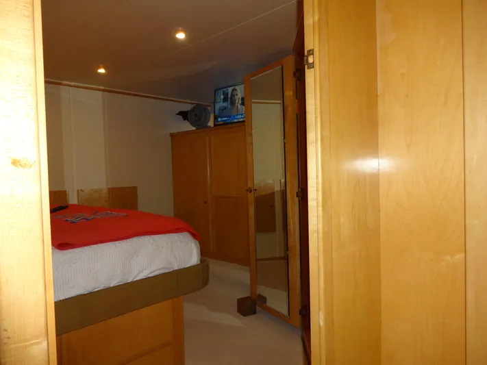 Gypsy Soul Yacht Photos Pics Interior of 1998 Navigator 53 Classic yacht bedroom with wooden furnishings and TV.