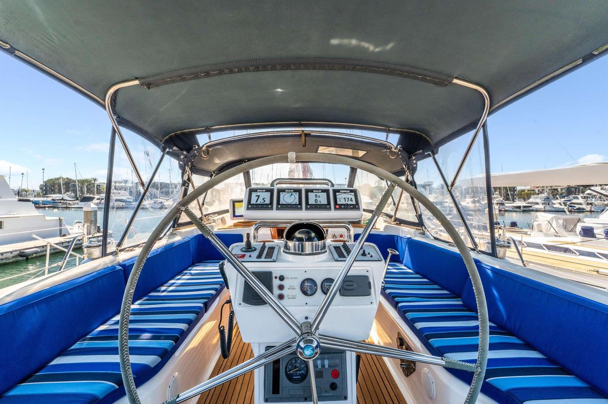 2006 Hylas 70 