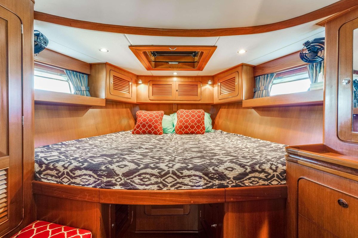 2006 Hylas 70 