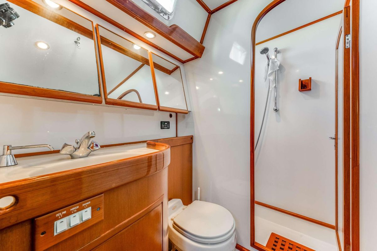 2006 Hylas 70 