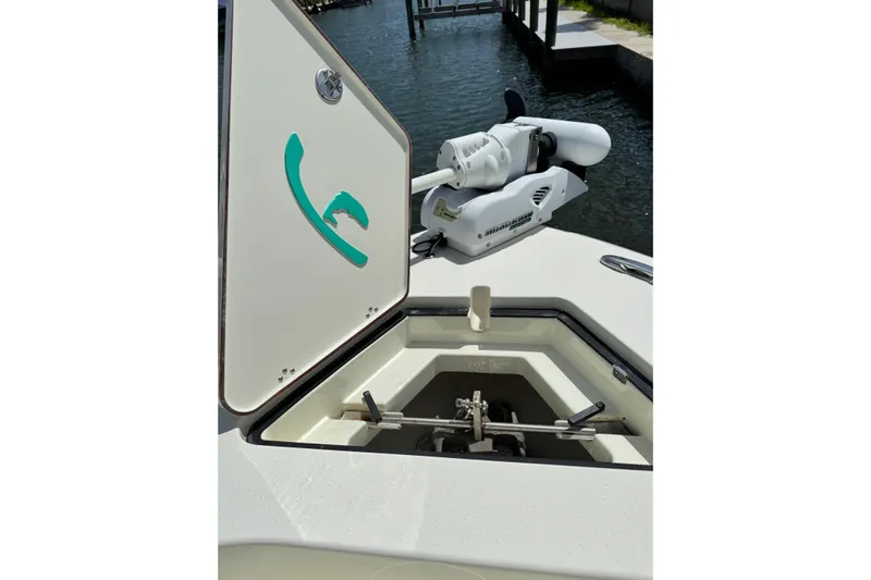 Yacht Photos Pics 2018 Young Boats 27 with open hatch and trolling motor by the water.