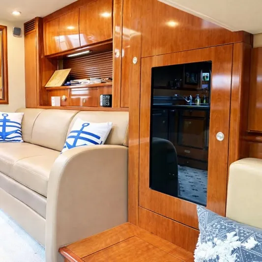 Good Trouble Yacht Photos Pics Salon Area