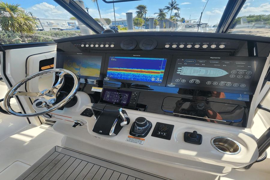 2022 Boston Whaler 420 Outrage