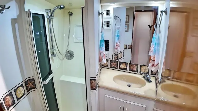  Yacht Photos Pics 1998 Viking 47 Convertible - Image 32