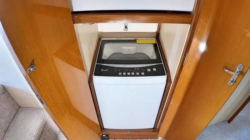  Yacht Photos Pics 1998 Viking 47 Convertible - Image 34