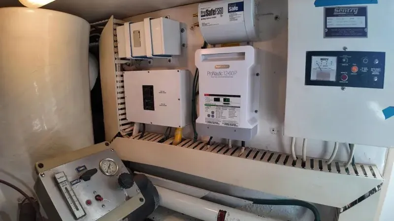  Yacht Photos Pics 1998 Viking 47 Convertible - Image 35