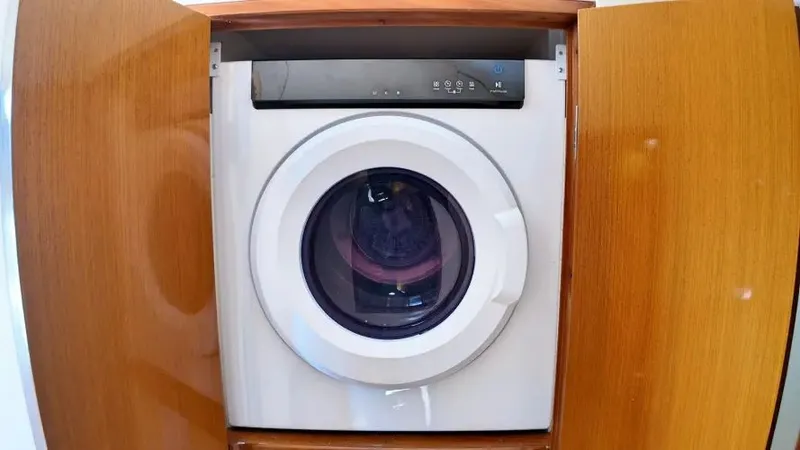  Yacht Photos Pics 1998 Viking 47 Convertible - Image 31