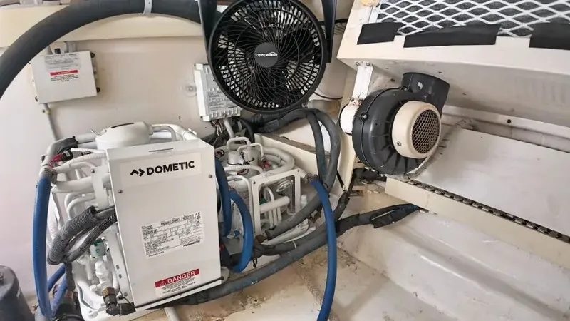  Yacht Photos Pics 1998 Viking 47 Convertible - Image 41