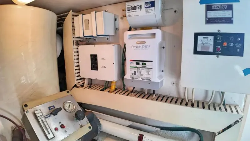  Yacht Photos Pics 1998 Viking 47 Convertible - Image 36