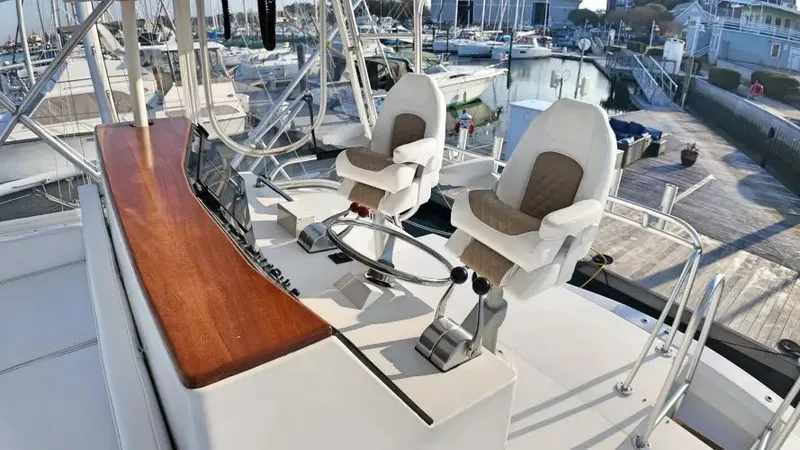  Yacht Photos Pics 1998 Viking 47 Convertible - Image 15