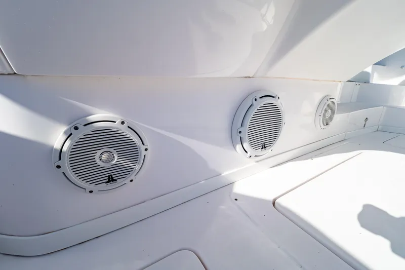  Yacht Photos Pics Speakers on 2018 Intrepid 475 Sport Yacht's sleek white interior.