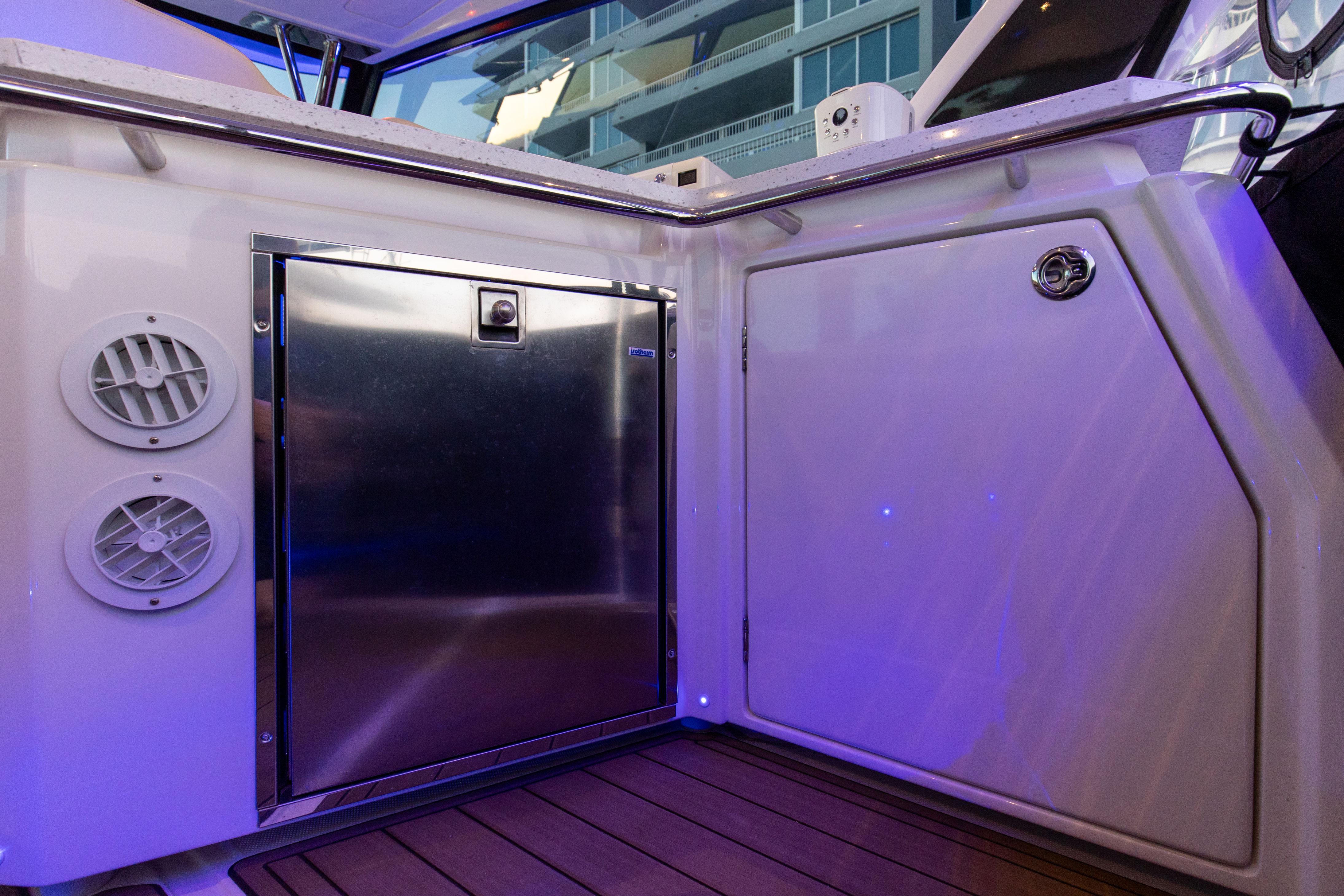 2018 36 Aquila 36 Power Cat Katz Azz Galley