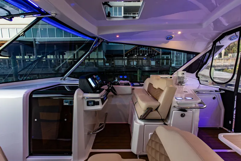 Katz Azz Yacht Photos Pics 2018 36 Aquila 36 Power Cat Katz Azz Helm